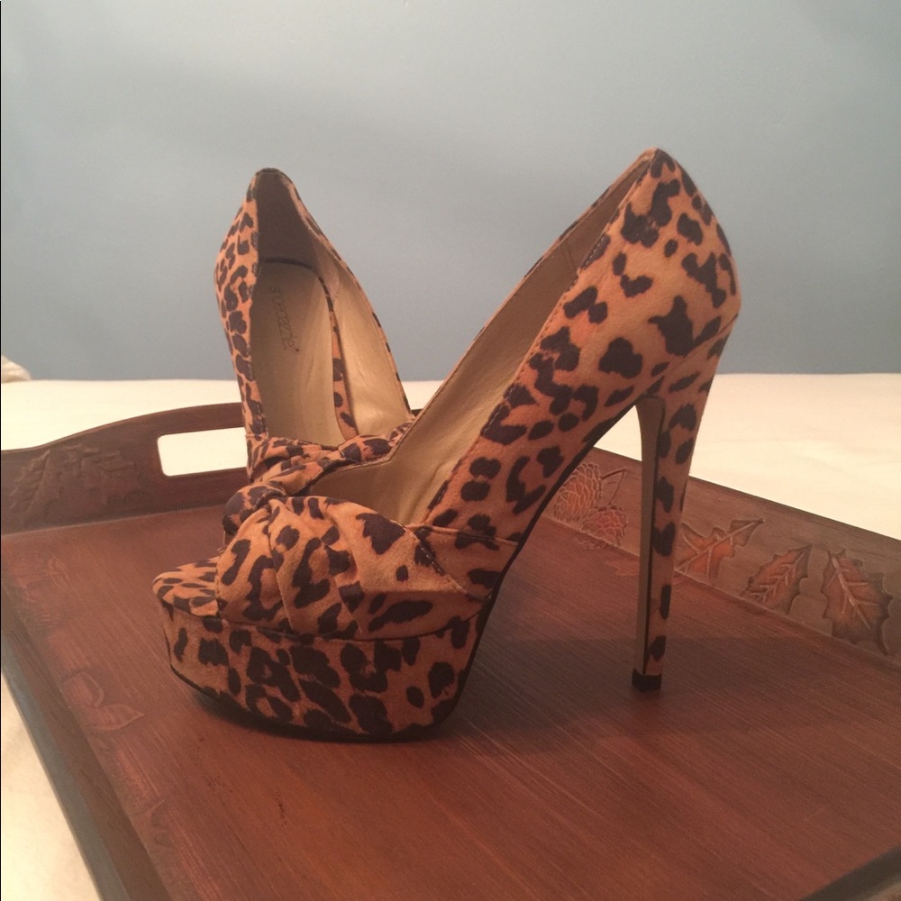 Animal print peep toe heels 👠